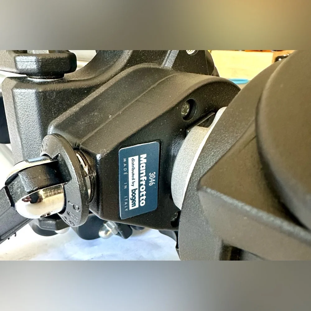 Manfrotto 3046 Bogen Camera Tripod w/ 3433(501) Pro Video Fluid Head SIDE CHIP!